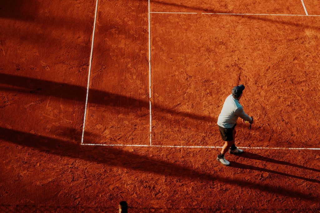 Overhead view of a tennis player on a clay court in Buenos Aires, Argentina. Vibrant and dynamic scene. — Watch MMA Fights Li