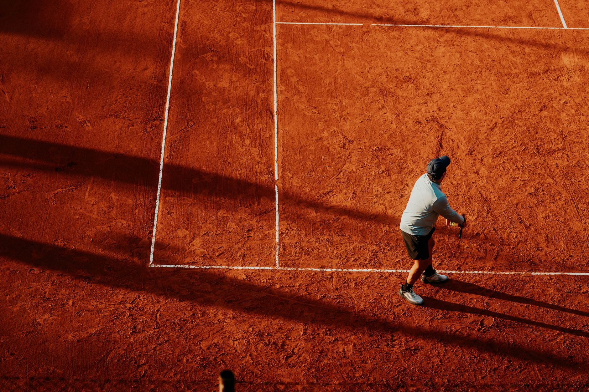 Overhead view of a tennis player on a clay court in Buenos Aires, Argentina. Vibrant and dynamic scene. — Watch MMA Fights Li